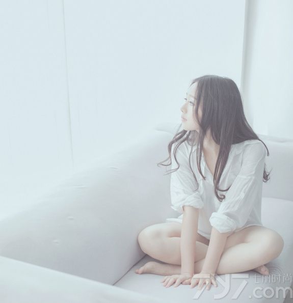 这组清新美少女室内性感写真图片，虽没有穿着性感比基尼，但一件白衬衫也能衬托出致命的诱惑感，白皙肌肤以及性感长腿引爆眼球，慵懒的妩媚更让人怦然心动。分享一组清新美少女性感写真图片，看白衬衣下的性感长腿更迷人。