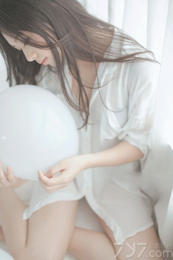 这组清新美少女室内性感写真图片，虽没有穿着性感比基尼，但一件白衬衫也能衬托出致命的诱惑感，白皙肌肤以及性感长腿引爆眼球，慵懒的妩媚更让人怦然心动。分享一组清新美少女性感写真图片，看白衬衣下的性感长腿更迷人。