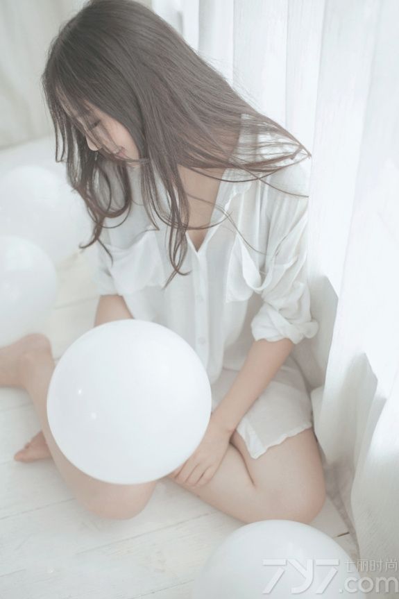 这组清新美少女室内性感写真图片，虽没有穿着性感比基尼，但一件白衬衫也能衬托出致命的诱惑感，白皙肌肤以及性感长腿引爆眼球，慵懒的妩媚更让人怦然心动。分享一组清新美少女性感写真图片，看白衬衣下的性感长腿更迷人。