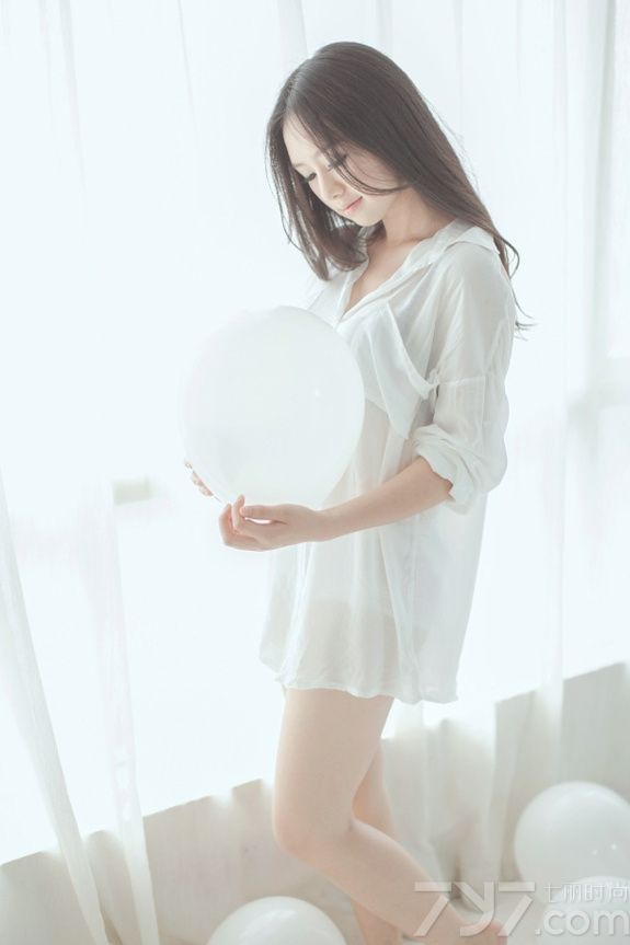 这组清新美少女室内性感写真图片，虽没有穿着性感比基尼，但一件白衬衫也能衬托出致命的诱惑感，白皙肌肤以及性感长腿引爆眼球，慵懒的妩媚更让人怦然心动。分享一组清新美少女性感写真图片，看白衬衣下的性感长腿更迷人。