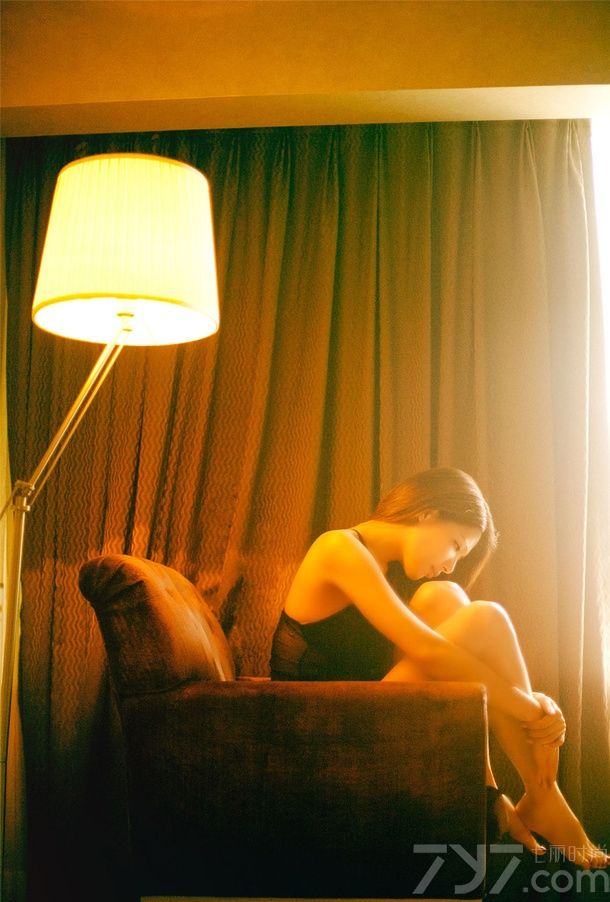一天忙碌工作结束后，MM终于回到了自己的小家，享受这属于自己的时光。卸下繁重的外衣，穿上轻便的小睡裙，在沙发上回想起种种的情事，时而淡淡一笑，时而低吟沉思。想要一饱眼福空虚情郎们，不妨一起来看看这组暗黄灯光下美女性感黯然图片吧！