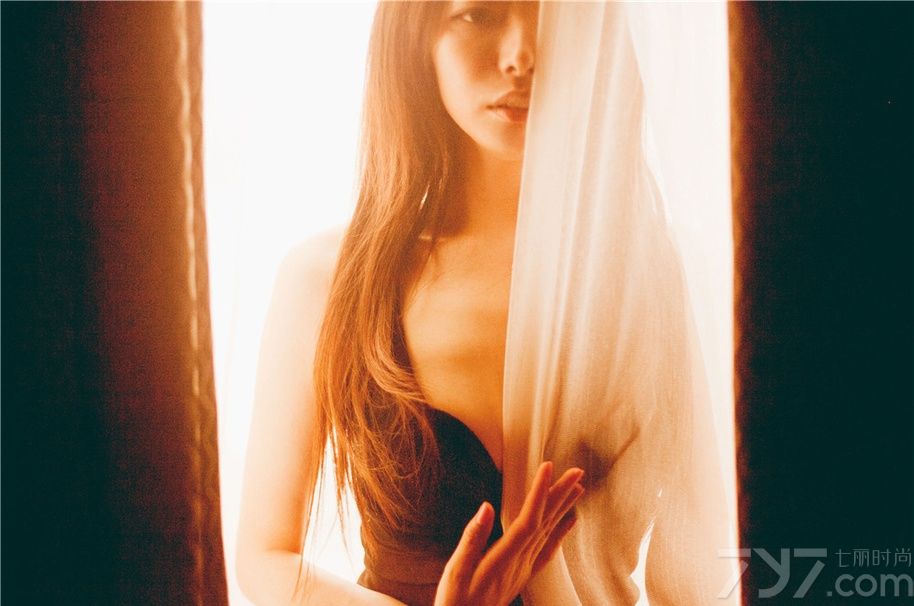 一天忙碌工作结束后，MM终于回到了自己的小家，享受这属于自己的时光。卸下繁重的外衣，穿上轻便的小睡裙，在沙发上回想起种种的情事，时而淡淡一笑，时而低吟沉思。想要一饱眼福空虚情郎们，不妨一起来看看这组暗黄灯光下美女性感黯然图片吧！