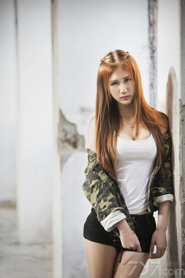 拥有一双修长的美腿是每个女生的梦想，下面为大家分享一组超具诱惑力的性感美女图片，稚嫩的脸庞却有着非常傲人的身材，身穿白色吊带+超短裤，露出挺拔丰胸与白皙美腿，简直是亮瞎路人。