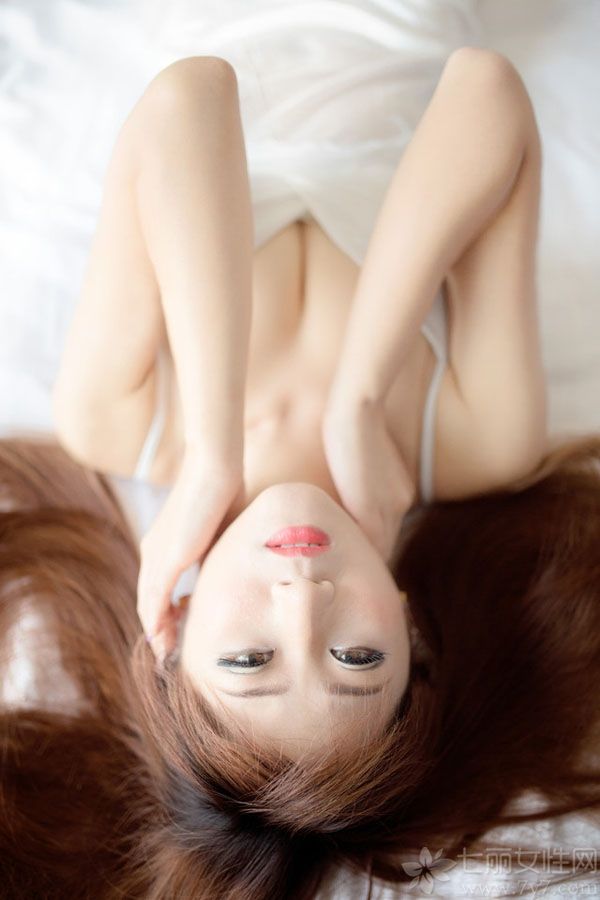 这组性感少妇睡衣写真图片，唯美浪漫的白色睡衣释放出一种娇嫩的魅力，白皙肌肤以及丰满美胸都是诱人的武器，加上性感长腿以及诱人表情，令宅男看到了无法控制诱惑的入侵，分享性感少妇睡衣写真图片，看傲人丰满美胸魅力私房图令人窒息。