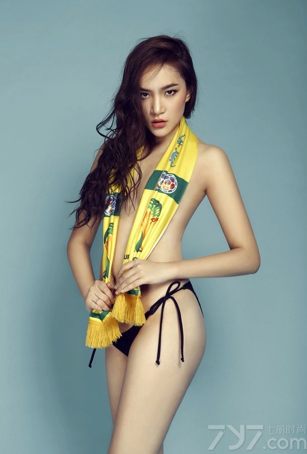 黄雪瑶是一位时装模特，在这组图片中，黄雪瑶身穿诱惑至极的运动短上衣，搭配一条系带内裤，一双黄色的中筒袜和运动鞋穿出运动风格。火辣的身躯尽情穿梭于撩人的夜色中，与机车创造出霸气女王范，下面一起来看看性感美女黄雪瑶足球宝贝图片吧！