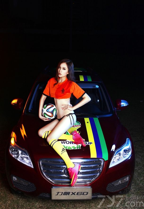 黄雪瑶是一位时装模特，在这组图片中，黄雪瑶身穿诱惑至极的运动短上衣，搭配一条系带内裤，一双黄色的中筒袜和运动鞋穿出运动风格。火辣的身躯尽情穿梭于撩人的夜色中，与机车创造出霸气女王范，下面一起来看看性感美女黄雪瑶足球宝贝图片吧！