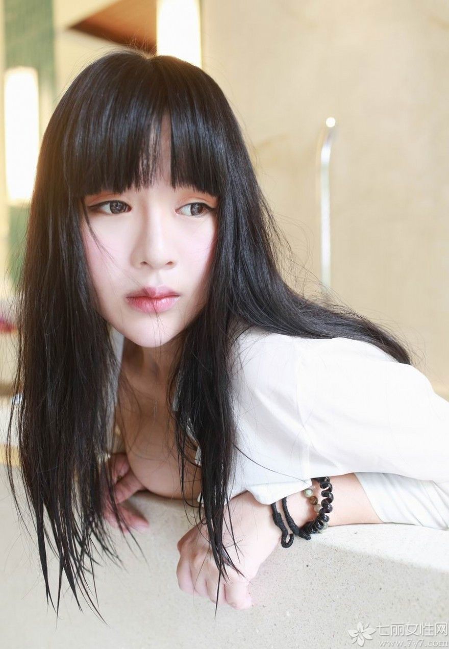 八宝icey，新生代模特美女，因长相甜美，身材火爆至极，被称为童颜巨乳女神。下面为大家分享她的最新私房照，身穿白色衬衫或粉色吊带内衣，现出白皙粉嫩的肌肤及丰满巨乳，让人心跳加速，无法抵挡。