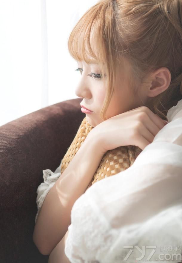 这组娇嫩美女性感室内写真图片，清纯的娇嫩容颜加上芭比娃娃一样的造型，仿佛将清纯与性感完美结合，演绎出另类的性感迷人，性感长腿也同样是迷人的焦点，分享一组娇嫩美女性感写真图片 ，看出浴诱人美图如何令人惊艳。