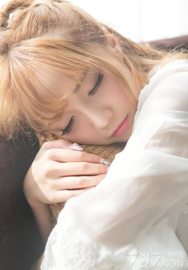 这组娇嫩美女性感室内写真图片，清纯的娇嫩容颜加上芭比娃娃一样的造型，仿佛将清纯与性感完美结合，演绎出另类的性感迷人，性感长腿也同样是迷人的焦点，分享一组娇嫩美女性感写真图片 ，看出浴诱人美图如何令人惊艳。