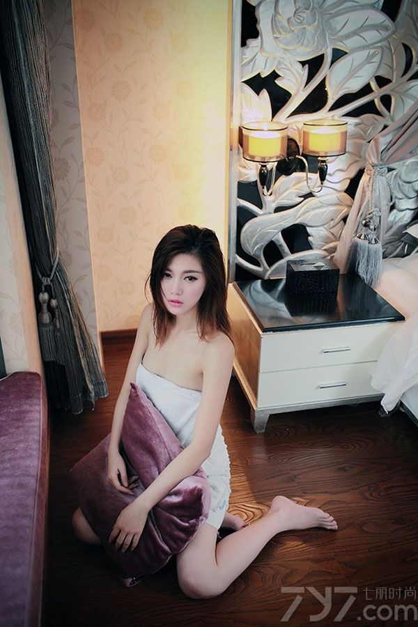 这组娇嫩美女性感室内写真图片，清纯的娇嫩容颜加上芭比娃娃一样的造型，仿佛将清纯与性感完美结合，演绎出另类的性感迷人，性感长腿也同样是迷人的焦点，分享一组娇嫩美女性感写真图片 ，看出浴诱人美图如何令人惊艳。