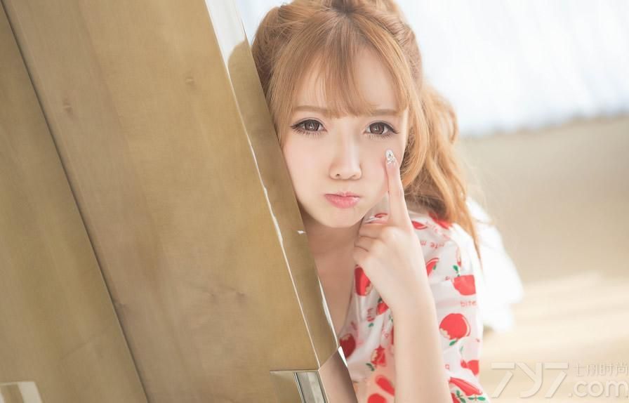 这组娇嫩美女性感室内写真图片，清纯的娇嫩容颜加上芭比娃娃一样的造型，仿佛将清纯与性感完美结合，演绎出另类的性感迷人，性感长腿也同样是迷人的焦点，分享一组娇嫩美女性感写真图片 ，看出浴诱人美图如何令人惊艳。