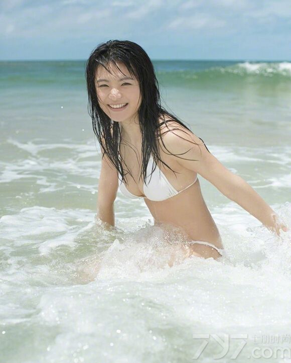 美女身穿白色比基尼在海边追逐海浪戏水，给人一种活力十足的感觉。下面就一起来看看这组激情性感写真图片，波涛胸涌的感觉让你直接流鼻血哦。
