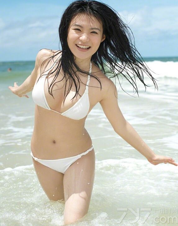 美女身穿白色比基尼在海边追逐海浪戏水，给人一种活力十足的感觉。下面就一起来看看这组激情性感写真图片，波涛胸涌的感觉让你直接流鼻血哦。
