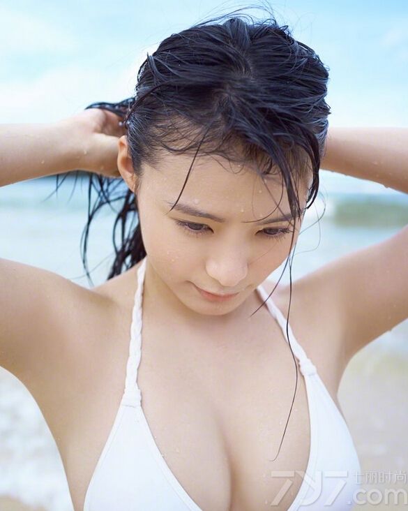 美女身穿白色比基尼在海边追逐海浪戏水，给人一种活力十足的感觉。下面就一起来看看这组激情性感写真图片，波涛胸涌的感觉让你直接流鼻血哦。
