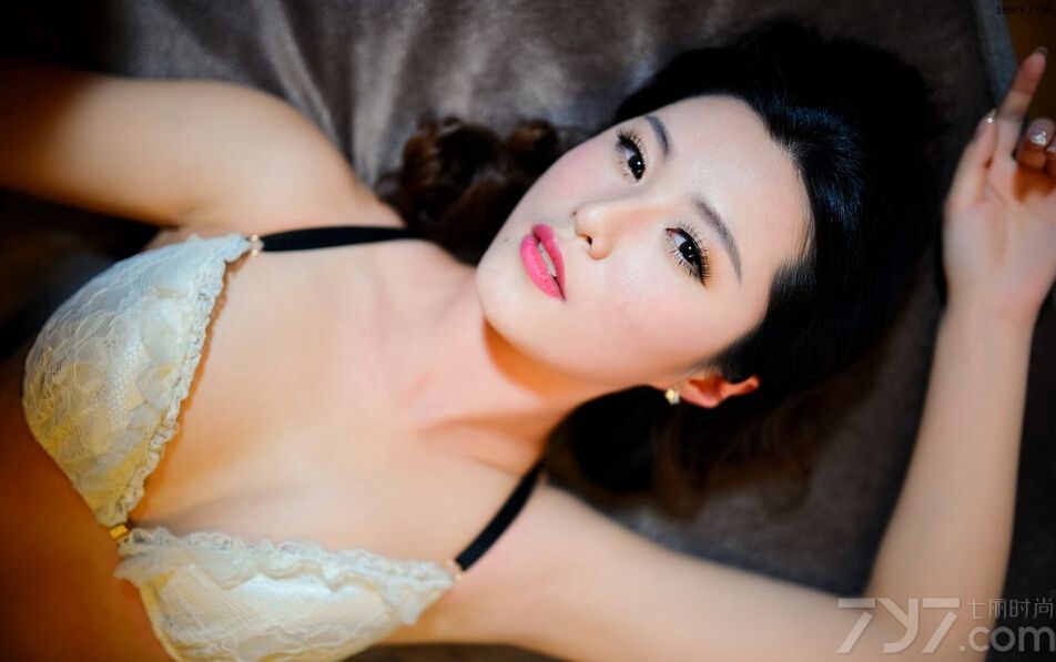 性感少妇身穿内衣套装拍摄了一组床上写真，火辣的身材令人挪不开眼球，下面就一起来看看这组朦胧中带着诱惑的图片，美女展现出孤独寂寞的内心。
