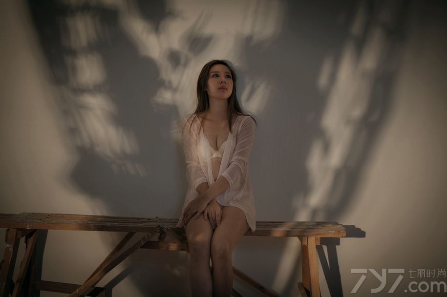 赵静娜是以为知名的化妆师，2010年作品《Sleep Through the Stat》刊登在《今日人像》杂志4月刊；2009年HELLO-C美裙大赛；2009年友趣网“空间宝贝”第一名；“2008与奥运同行”交谊舞（探戈）比赛第四名。赵静娜这套图片中大玩忧郁伤感，下面一起来看看静默美女性感半球图片吧！
