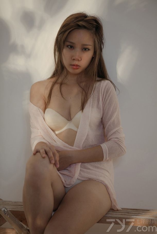 赵静娜是以为知名的化妆师，2010年作品《Sleep Through the Stat》刊登在《今日人像》杂志4月刊；2009年HELLO-C美裙大赛；2009年友趣网“空间宝贝”第一名；“2008与奥运同行”交谊舞（探戈）比赛第四名。赵静娜这套图片中大玩忧郁伤感，下面一起来看看静默美女性感半球图片吧！
