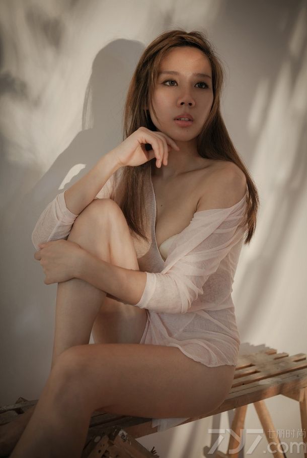 赵静娜是以为知名的化妆师，2010年作品《Sleep Through the Stat》刊登在《今日人像》杂志4月刊；2009年HELLO-C美裙大赛；2009年友趣网“空间宝贝”第一名；“2008与奥运同行”交谊舞（探戈）比赛第四名。赵静娜这套图片中大玩忧郁伤感，下面一起来看看静默美女性感半球图片吧！
