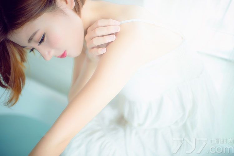 这组性感美少女室内湿身写真图片，白皙肌肤以及穿着白色睡衣，在浴缸内展示出性感湿身画面，让人看了之后难以转移视线，不经意变换的妩媚表情令人无法抵挡，妖娆魅惑都是致命的焦点，分享一组性感少女湿身写真图片，看性感比基尼与白皙美胸诱惑。