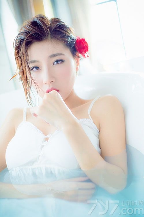 这组性感美少女室内湿身写真图片，白皙肌肤以及穿着白色睡衣，在浴缸内展示出性感湿身画面，让人看了之后难以转移视线，不经意变换的妩媚表情令人无法抵挡，妖娆魅惑都是致命的焦点，分享一组性感少女湿身写真图片，看性感比基尼与白皙美胸诱惑。