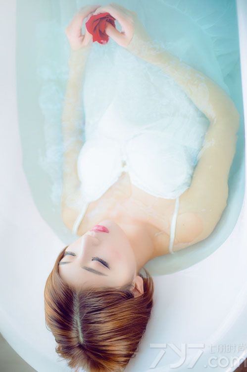 这组性感美少女室内湿身写真图片，白皙肌肤以及穿着白色睡衣，在浴缸内展示出性感湿身画面，让人看了之后难以转移视线，不经意变换的妩媚表情令人无法抵挡，妖娆魅惑都是致命的焦点，分享一组性感少女湿身写真图片，看性感比基尼与白皙美胸诱惑。