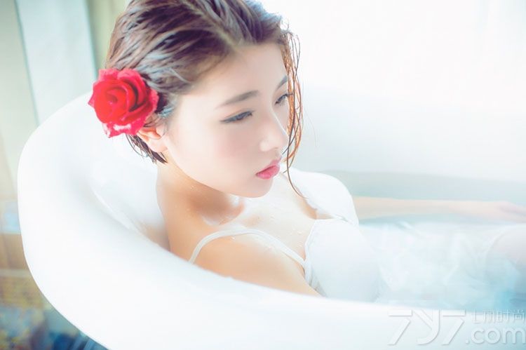 这组性感美少女室内湿身写真图片，白皙肌肤以及穿着白色睡衣，在浴缸内展示出性感湿身画面，让人看了之后难以转移视线，不经意变换的妩媚表情令人无法抵挡，妖娆魅惑都是致命的焦点，分享一组性感少女湿身写真图片，看性感比基尼与白皙美胸诱惑。