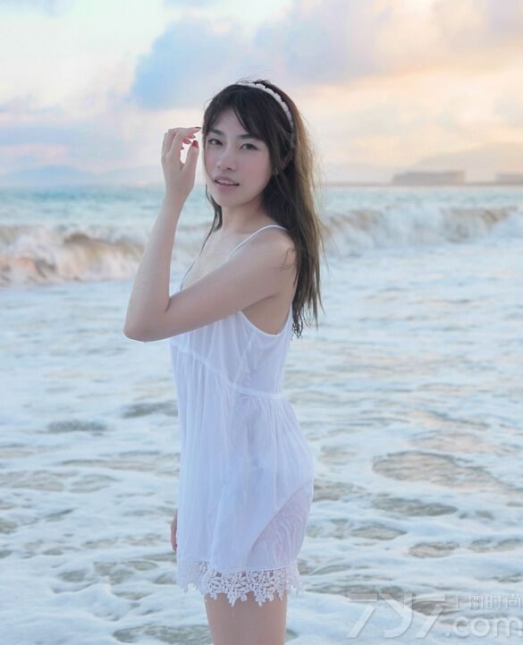 性感美女身穿蓝色比基尼，大秀丰满的好身材，令人垂涎欲滴！下面就一起来看看这组海边热辣写真图片，美女清纯的面孔一出马就能获得无数宅男的追捧！
