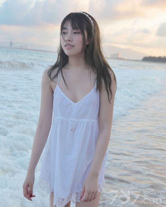 性感美女身穿蓝色比基尼，大秀丰满的好身材，令人垂涎欲滴！下面就一起来看看这组海边热辣写真图片，美女清纯的面孔一出马就能获得无数宅男的追捧！
