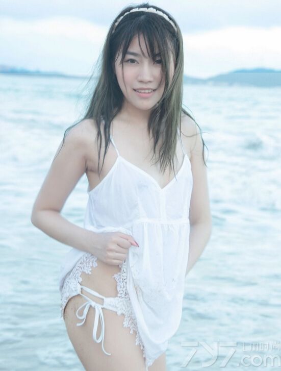 性感美女身穿蓝色比基尼，大秀丰满的好身材，令人垂涎欲滴！下面就一起来看看这组海边热辣写真图片，美女清纯的面孔一出马就能获得无数宅男的追捧！
