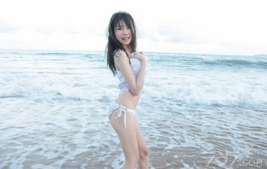 性感美女身穿蓝色比基尼，大秀丰满的好身材，令人垂涎欲滴！下面就一起来看看这组海边热辣写真图片，美女清纯的面孔一出马就能获得无数宅男的追捧！
