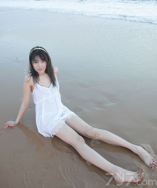 性感美女身穿蓝色比基尼，大秀丰满的好身材，令人垂涎欲滴！下面就一起来看看这组海边热辣写真图片，美女清纯的面孔一出马就能获得无数宅男的追捧！
