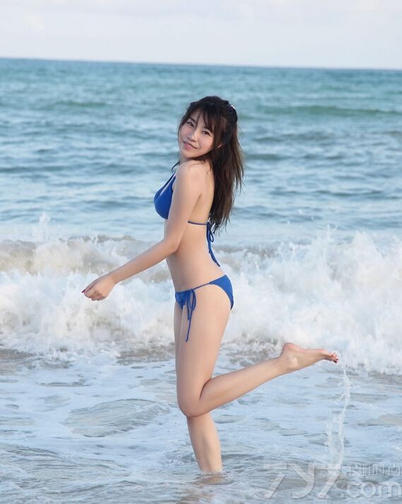 性感美女身穿蓝色比基尼，大秀丰满的好身材，令人垂涎欲滴！下面就一起来看看这组海边热辣写真图片，美女清纯的面孔一出马就能获得无数宅男的追捧！
