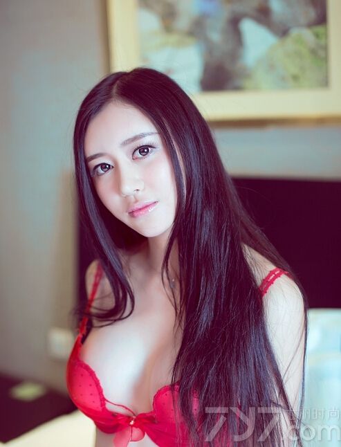 这位美女身穿彩色比基尼在酒店的泳池边拍摄了一组性感热辣的写真，深V的乳沟大秀迷人的身段。精致的五官令人印象深刻，下面就一起来欣赏这组图片，绝对的诱惑无限。
