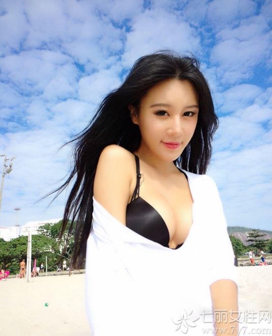 2014年4月，樊玲因为自拍照走红网络，曾叫做潘春春，获得腾讯世界杯足球宝贝大赛冠军。 2014年7月巴西世界杯期间，樊玲一张胸夹手机的照片再次引起关注。下面一起来看看中国乳神樊玲性感比基尼图片，人间胸器半球show不停。