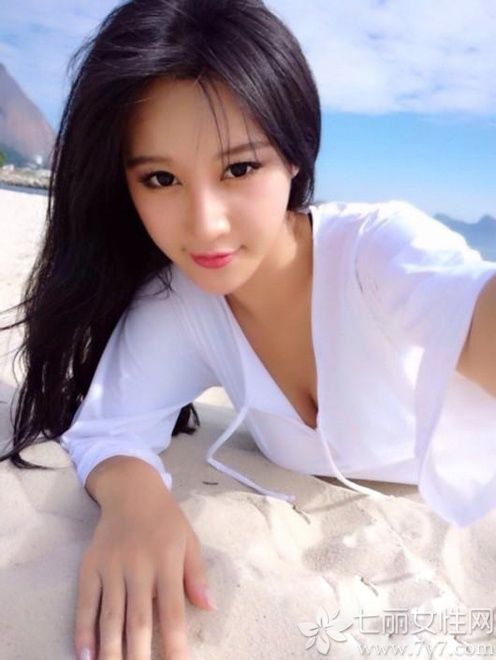 2014年4月，樊玲因为自拍照走红网络，曾叫做潘春春，获得腾讯世界杯足球宝贝大赛冠军。 2014年7月巴西世界杯期间，樊玲一张胸夹手机的照片再次引起关注。下面一起来看看中国乳神樊玲性感比基尼图片，人间胸器半球show不停。