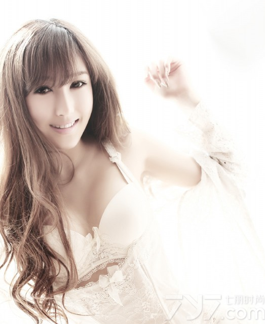 这组性感美女白色内衣写真图片，纯情的白色比基尼内衣展示清纯与性感诱惑，丰满美胸以及白皙肌肤被衬托得更加诱人，带上兔女郎的头饰透露出一种诱人的俏皮气息。分享性感美女白色内衣写真图片，看俏皮兔女郎的诱惑迷人气息。