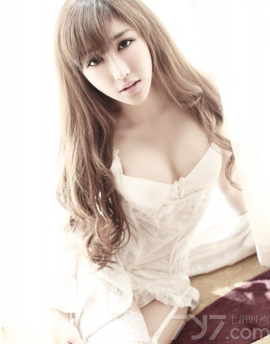 这组性感美女白色内衣写真图片，纯情的白色比基尼内衣展示清纯与性感诱惑，丰满美胸以及白皙肌肤被衬托得更加诱人，带上兔女郎的头饰透露出一种诱人的俏皮气息。分享性感美女白色内衣写真图片，看俏皮兔女郎的诱惑迷人气息。