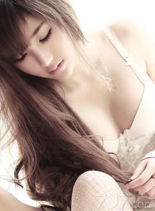 这组性感美女白色内衣写真图片，纯情的白色比基尼内衣展示清纯与性感诱惑，丰满美胸以及白皙肌肤被衬托得更加诱人，带上兔女郎的头饰透露出一种诱人的俏皮气息。分享性感美女白色内衣写真图片，看俏皮兔女郎的诱惑迷人气息。