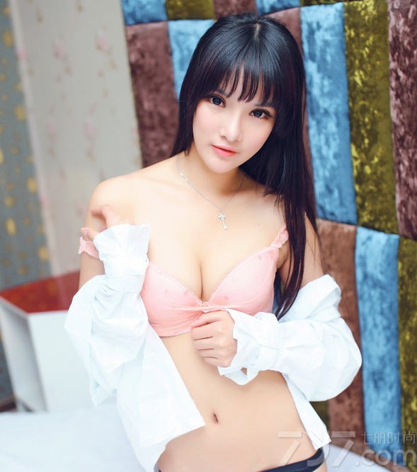 这组诱人大胸美女性感室内写真图片，室内躺在穿上的妩媚风情瞬间秒杀全场，丰满美胸与傲人的曲线充满了致命的诱惑，白皙肌肤以及性感长腿更是诱人的武器，分享一组大胸美女性感写真图片，穿着粉色比基尼释放女人心诱惑。