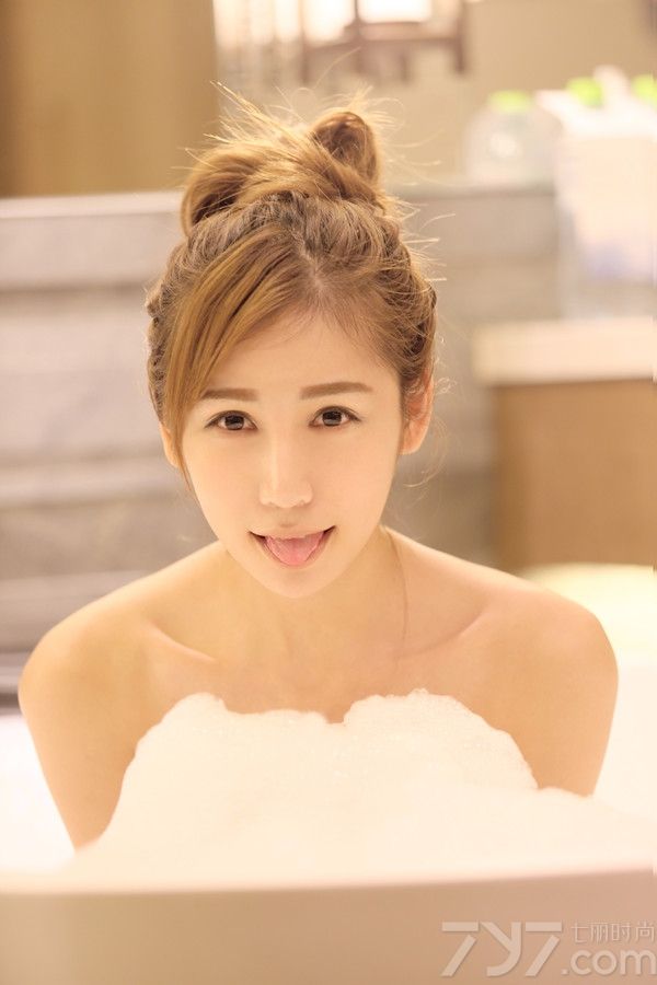 近日，亚洲小姐、中葡混血名模张已桂拍摄了一组唯美浴缸写真大片。写真中，张已桂宛若出水芙蓉，大秀幼滑白嫩美背，白皙无瑕肌肤尽显无遗。童心未泯的她手持小黄鸭，吐露香舌，萌意十足，还不时玩起泡泡浴，活力无限。全然返璞归真的香鬓花容与柔和色调营造的温馨氛围相得益彰，令张已桂清新脱俗的气质更加悦目非凡，完胜真人芭比。
