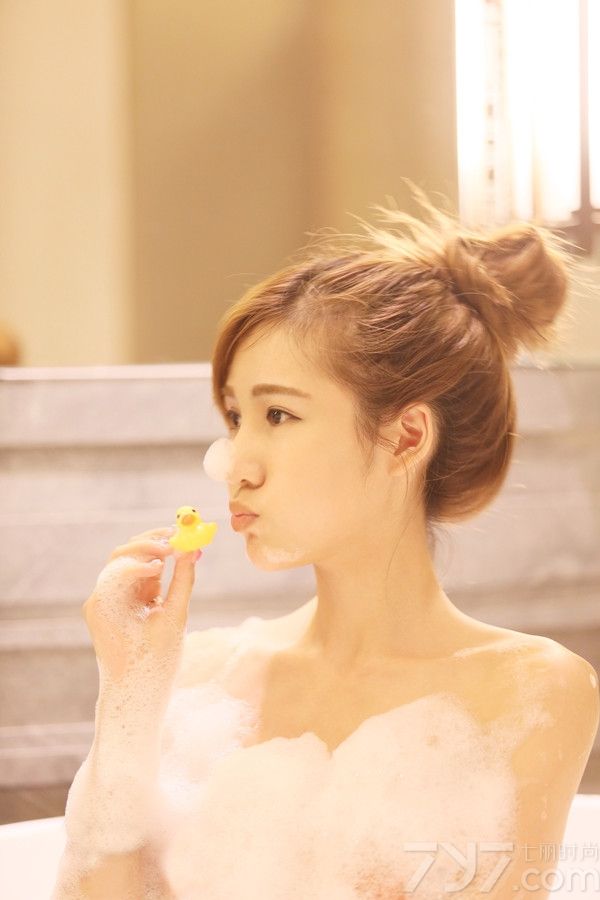 近日，亚洲小姐、中葡混血名模张已桂拍摄了一组唯美浴缸写真大片。写真中，张已桂宛若出水芙蓉，大秀幼滑白嫩美背，白皙无瑕肌肤尽显无遗。童心未泯的她手持小黄鸭，吐露香舌，萌意十足，还不时玩起泡泡浴，活力无限。全然返璞归真的香鬓花容与柔和色调营造的温馨氛围相得益彰，令张已桂清新脱俗的气质更加悦目非凡，完胜真人芭比。
