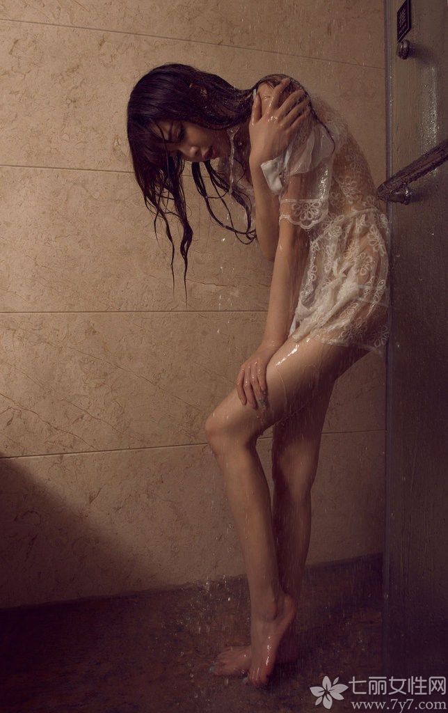 北舞校花梦妮Gabby被网友称为“小Angelababy”、“内地版Angelababy”。梦妮皮肤十分白皙，气质很出众，样貌不输一线女星。因为在微博上晒出一张一字马劈腿的照片而迅速走红。下面轻易来看看北舞校花梦妮全裸浴照写真图片，性感美女玫瑰遮胸大喷鼻血。