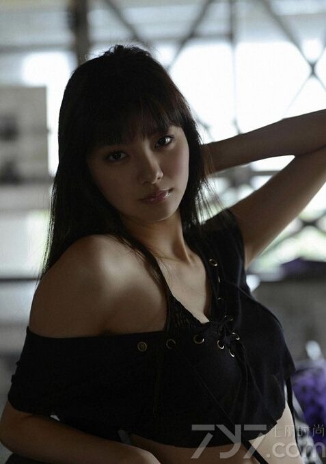 日本时装模特新川优爱出生于1993年，因为精致青春的五官深受粉丝们的喜欢。近日，这位93年的美女模特拍摄了一组桌球为主题的性感写真，不需要过分的暴露都十足诱人。
