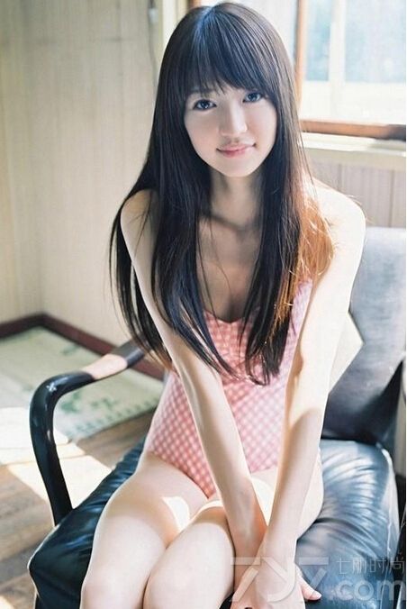 日本时装模特新川优爱出生于1993年，因为精致青春的五官深受粉丝们的喜欢。近日，这位93年的美女模特拍摄了一组桌球为主题的性感写真，不需要过分的暴露都十足诱人。
