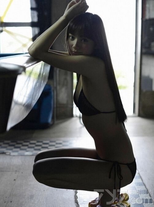 日本时装模特新川优爱出生于1993年，因为精致青春的五官深受粉丝们的喜欢。近日，这位93年的美女模特拍摄了一组桌球为主题的性感写真，不需要过分的暴露都十足诱人。
