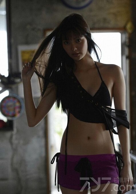 日本时装模特新川优爱出生于1993年，因为精致青春的五官深受粉丝们的喜欢。近日，这位93年的美女模特拍摄了一组桌球为主题的性感写真，不需要过分的暴露都十足诱人。
