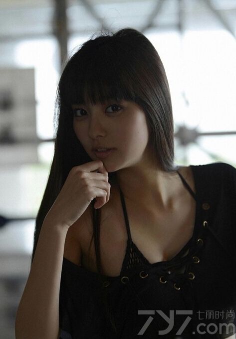 日本时装模特新川优爱出生于1993年，因为精致青春的五官深受粉丝们的喜欢。近日，这位93年的美女模特拍摄了一组桌球为主题的性感写真，不需要过分的暴露都十足诱人。
