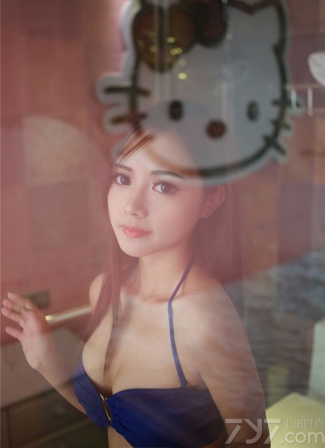这组娇柔美女性感比基尼写真图片，完美的性感身材穿着蓝色比基尼，展示出性感妖娆的致命魅力，丰满美胸以及性感翘臀瞬间引爆眼球。分享娇柔美女性感比基尼写真图片，性感美女丰满美胸翘臀太诱人。