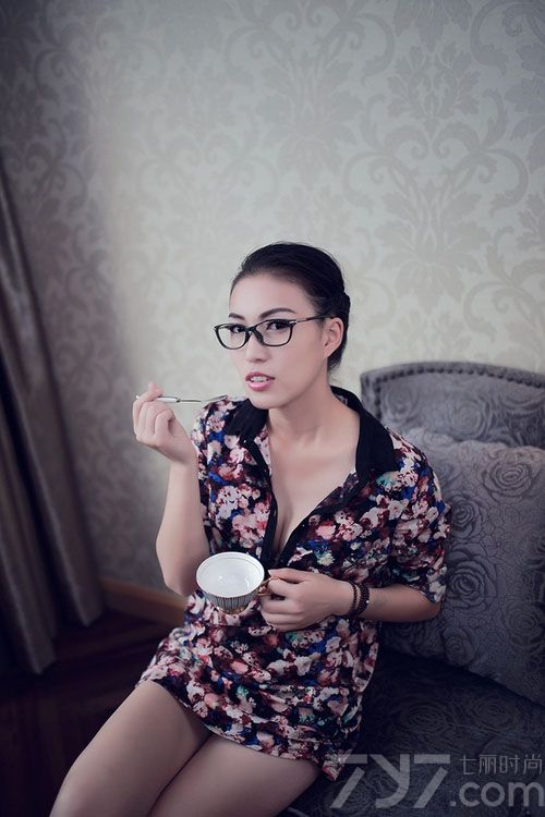 这组性感少妇室内私房写真图片，充满了妖娆致命的魅力，加上穿着性感比基尼内衣展示出来的成熟妩媚风情，令人难以转移视线，白皙肌肤以及丰满美胸都令让人心动不已，分享性感少妇内衣写真图片，看豹纹比基尼释放成熟诱惑。