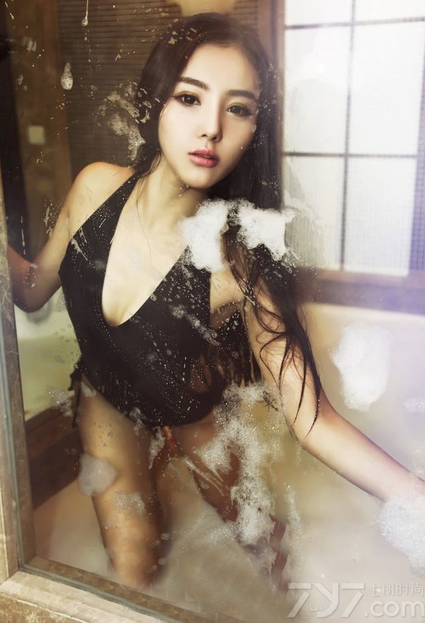 美女私房照一直是宅男们饭后休闲的看点，今天为大家分享一组超性感诱惑的私房写真，绝色的长相，清秀干净。身穿各种服装在浴室内大秀完美身姿，纤细的腰身及那白皙修长的美腿，风情无限，让人无法抗拒。